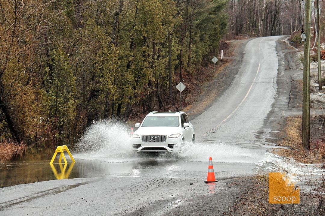 Important affaissement de la route à Rigaud