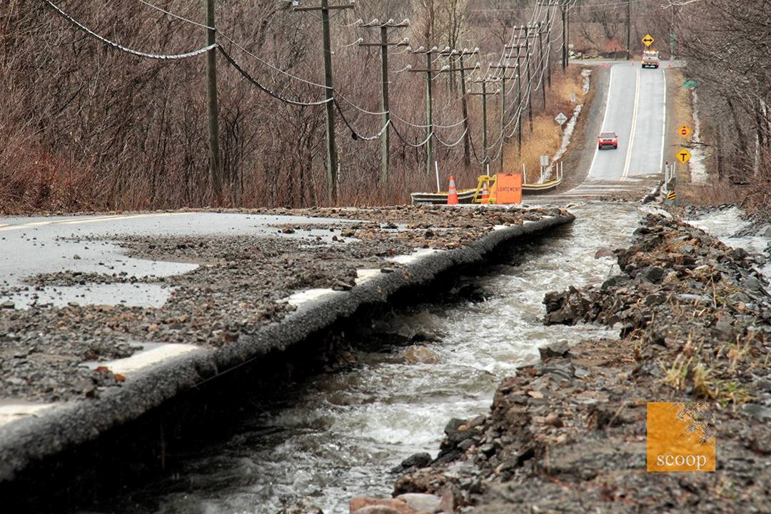 Important affaissement de la route à Rigaud