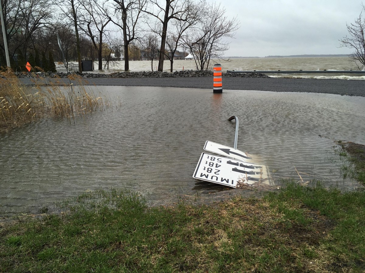 Le vent créé de fortes vagues dans le secteur du Château Vaudreuil