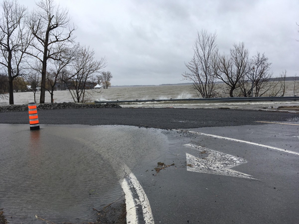 Le vent créé de fortes vagues dans le secteur du Château Vaudreuil