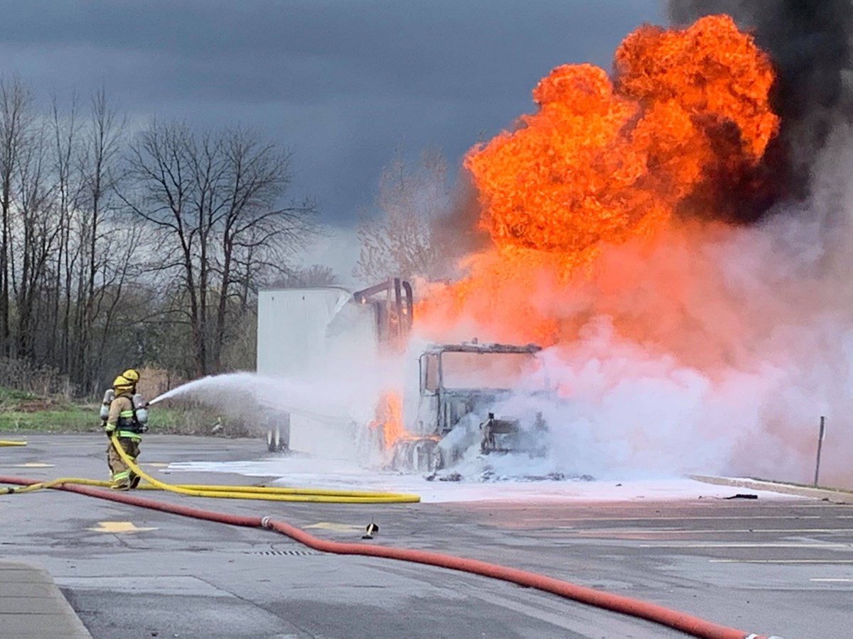 Camion en flammes à Vaudreuil-Dorion