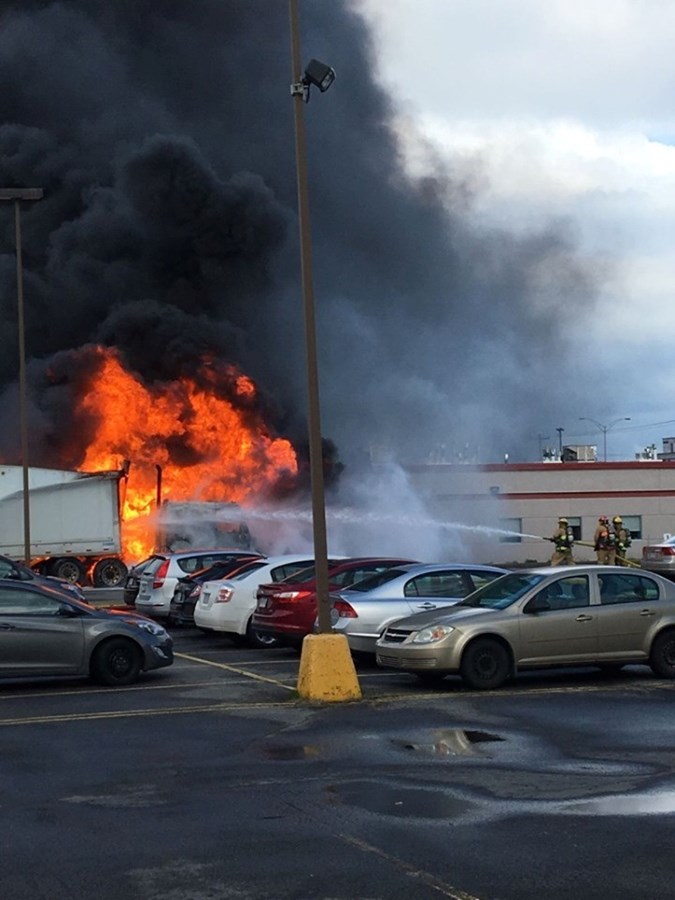 Camion en flammes à Vaudreuil-Dorion