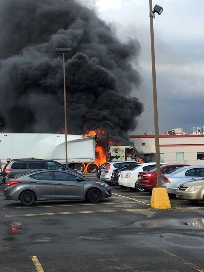 Camion en flammes à Vaudreuil-Dorion