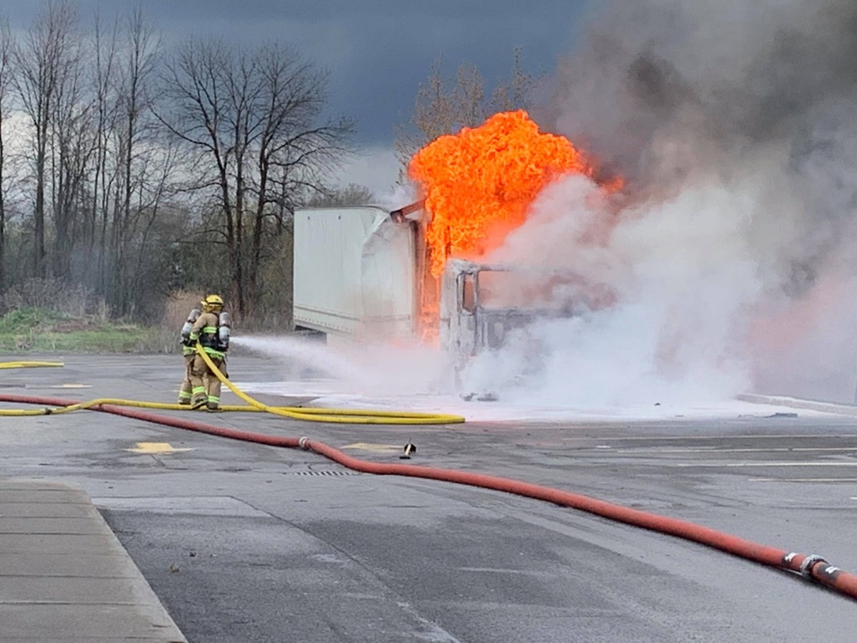Camion en flammes à Vaudreuil-Dorion