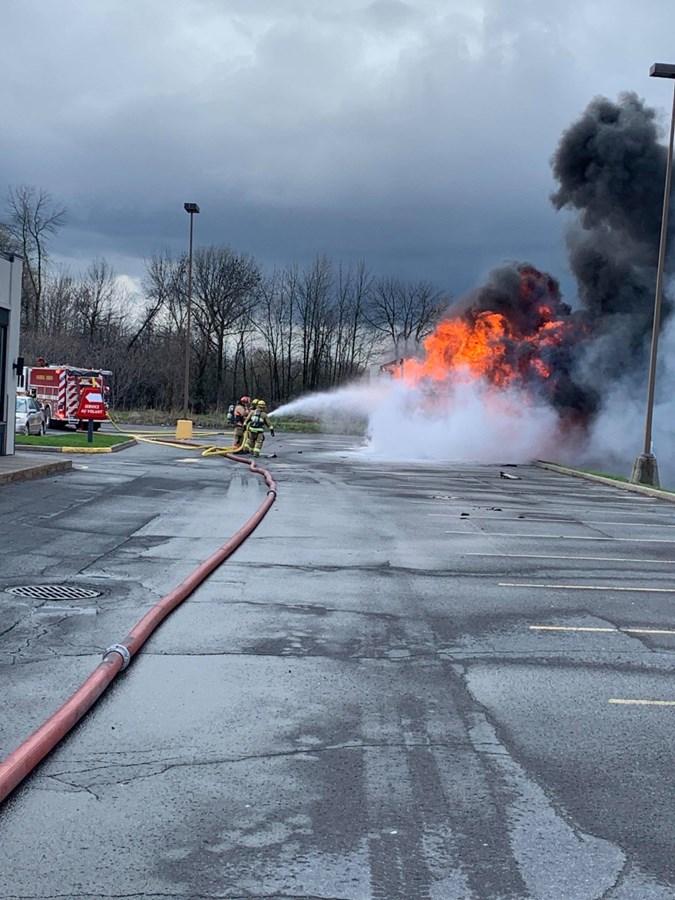 Camion en flammes à Vaudreuil-Dorion