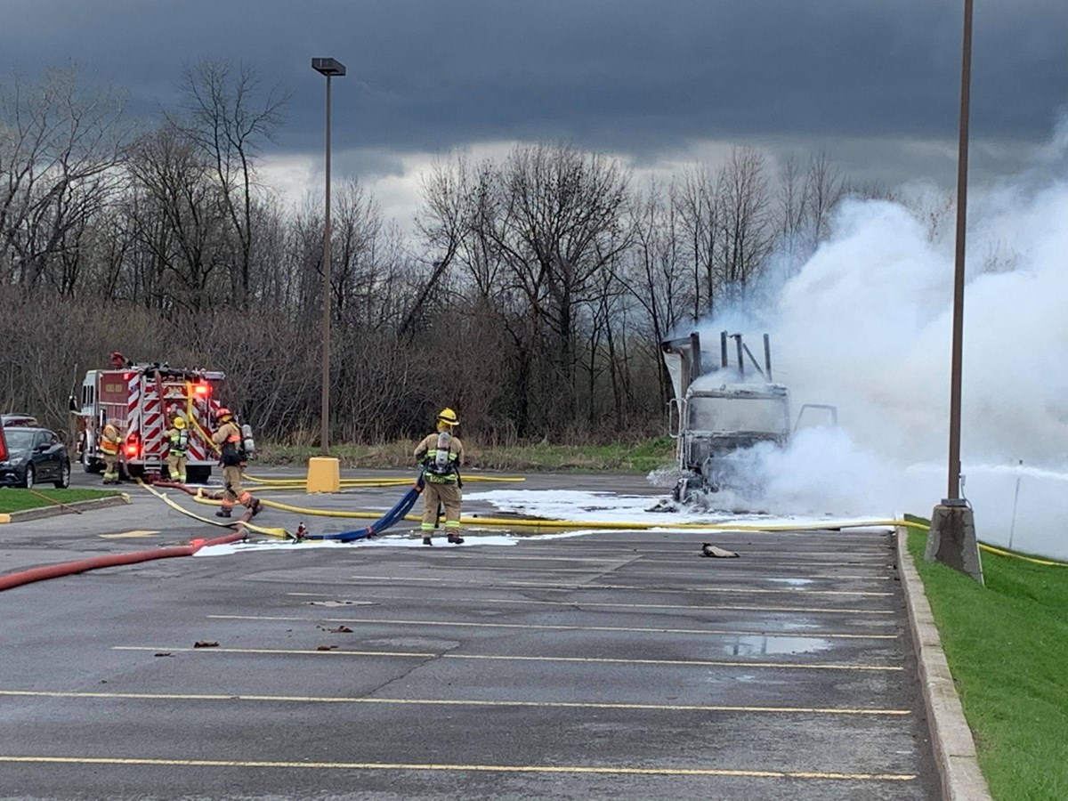 Camion en flammes à Vaudreuil-Dorion