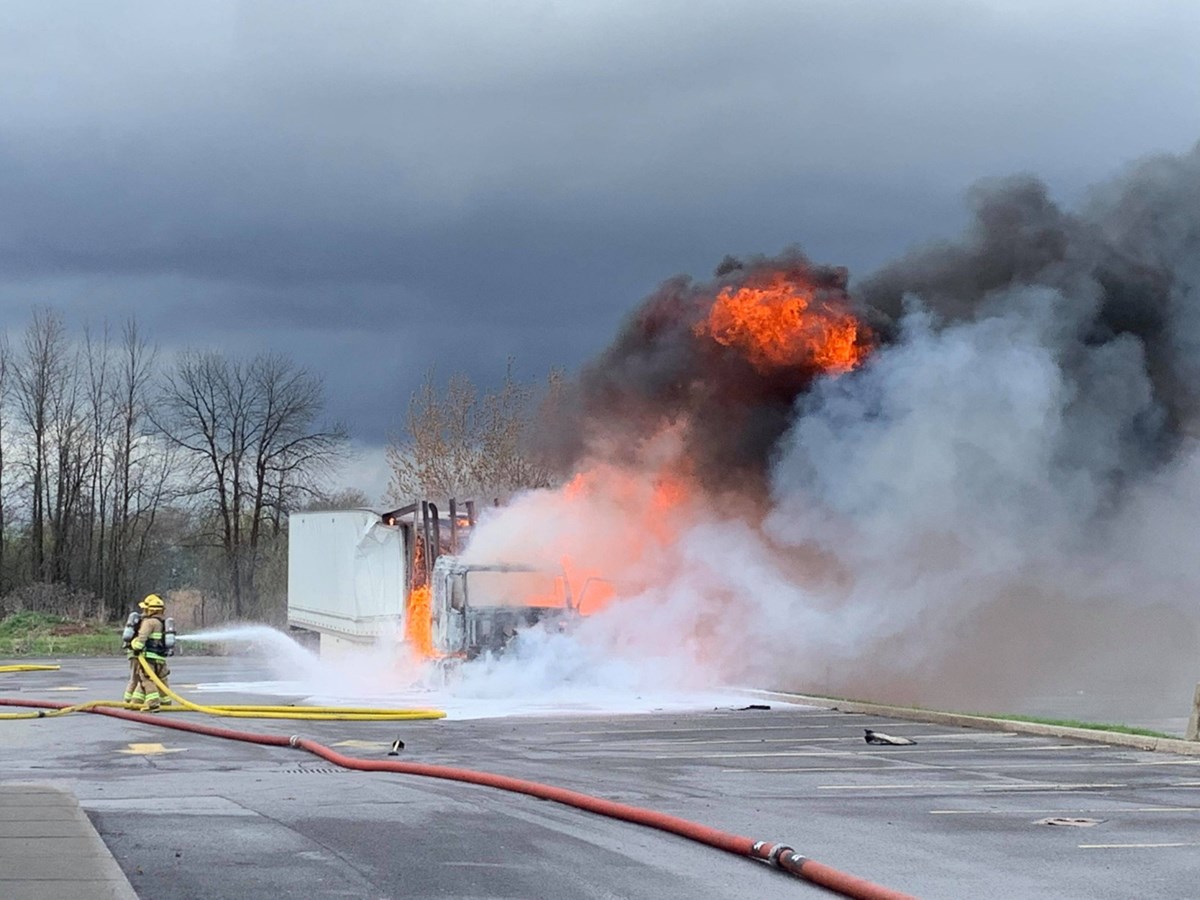 Camion en flammes à Vaudreuil-Dorion