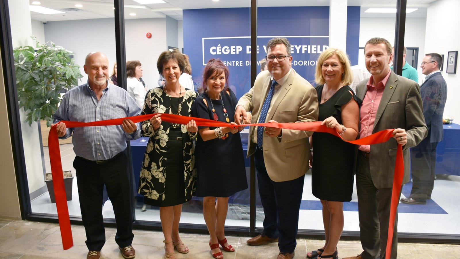 M. Guy Pilon, maire de Vaudreuil-Dorion, Mme Odette Perron, présidente de la Fondation du Collège de Valleyfield, Mme Suzie Grondin, directrice générale du Collège de Valleyfield, M. Éric Besner, président du conseil d’administration du Collège de Valleyfield, Mme Marie Barrette, coordonnatrice du Service de la formation continue et M. Marc Rémillard, directeur des services administratifs au Collège de Valleyfield.