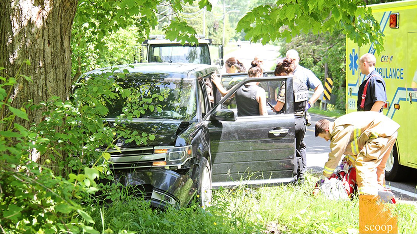 Un automobiliste qui termine sa course contre un arbre subit des blessures mineures