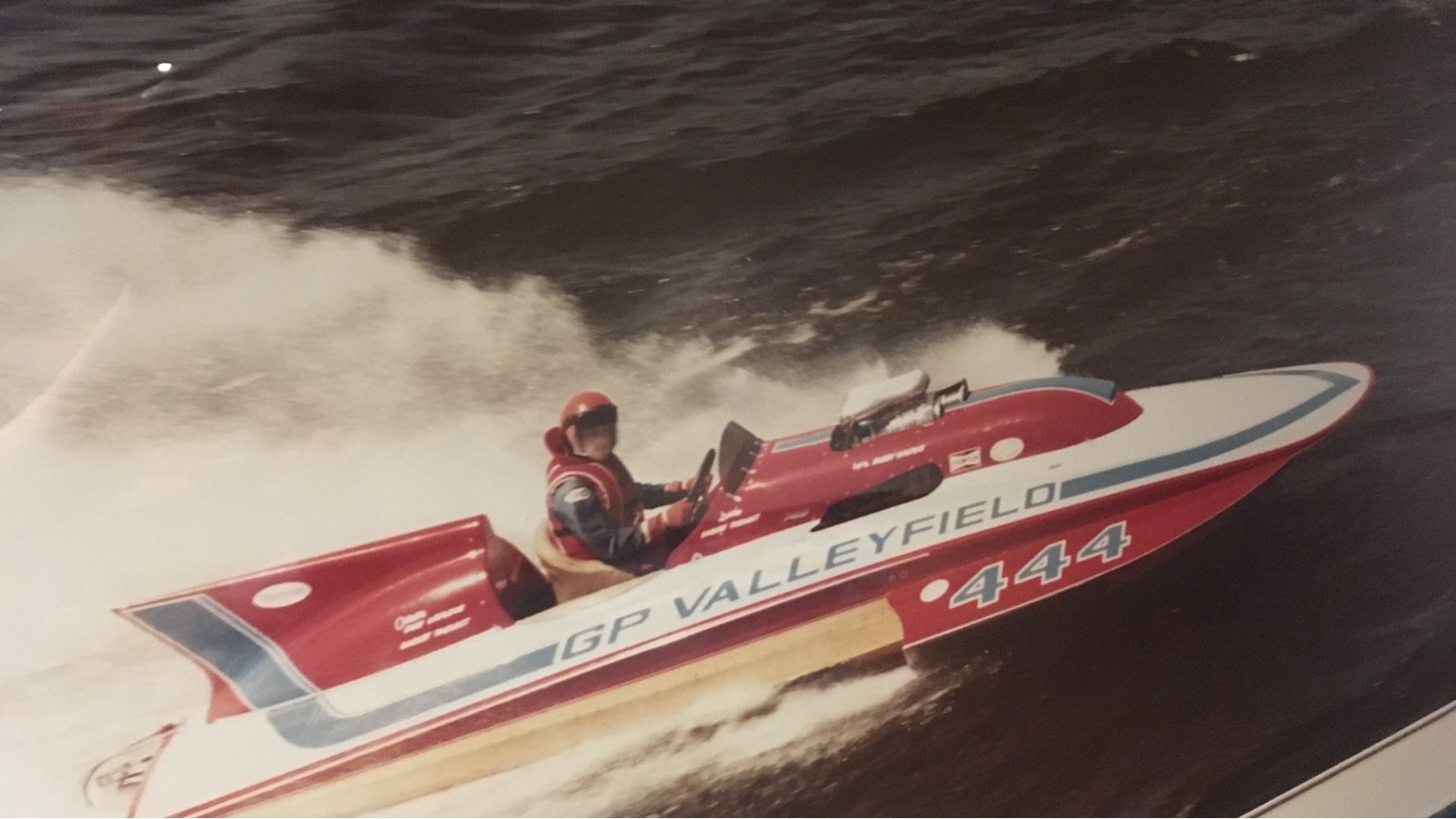 Au volant du GP 444, Robert Théorêt est devenu en 1981, un digne ambassadeur des Régates et de la Ville de Salaberry-de-Valleyfield.