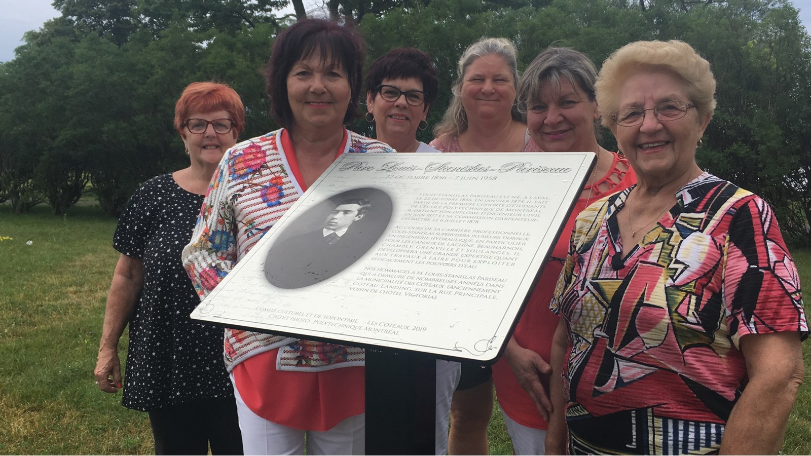 Le comité culturel et de toponymie de Les Coteaux est constitué de: Ginette Flynn, Denise Godin-Dostie, mairesse, Jocelyne B. Ménard, Myriam Sauvé, Lucie Hamel, directrice des loisirs à la municipalité de Les Coteaux et Yolande Parent.