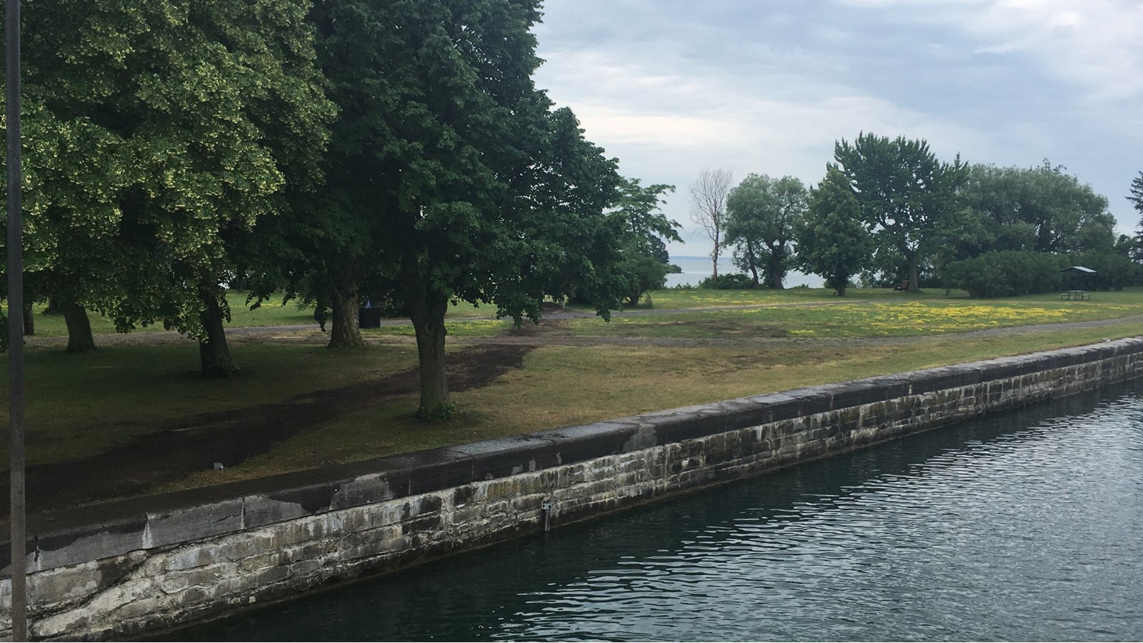 C'est le parc situé sur la partie sud du Canal de Soulanges, à Les Coteaux, qui porte le nom maintenant le nom de M. Pariseau.