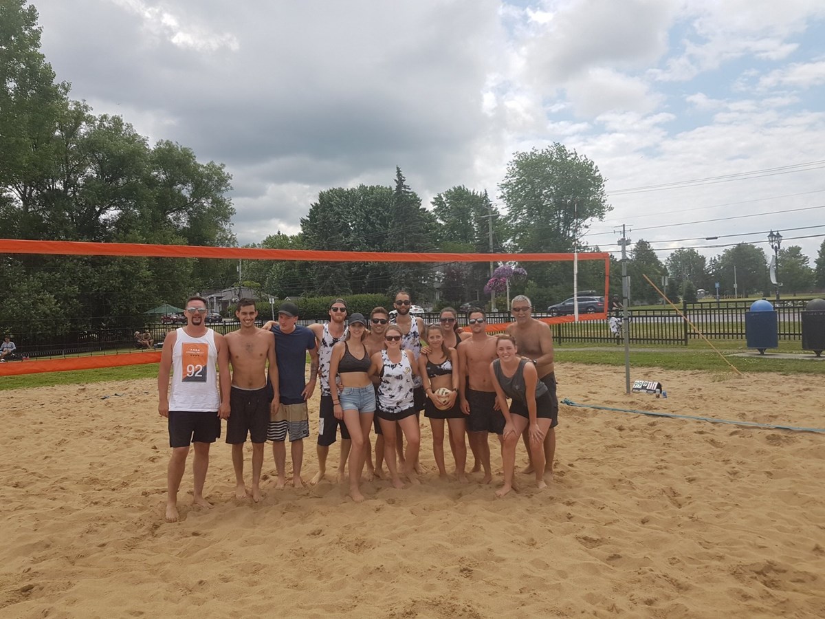 Un tournoi de volleyball qui rapporte beaucoup au Centre prénatal et jeunes familles
