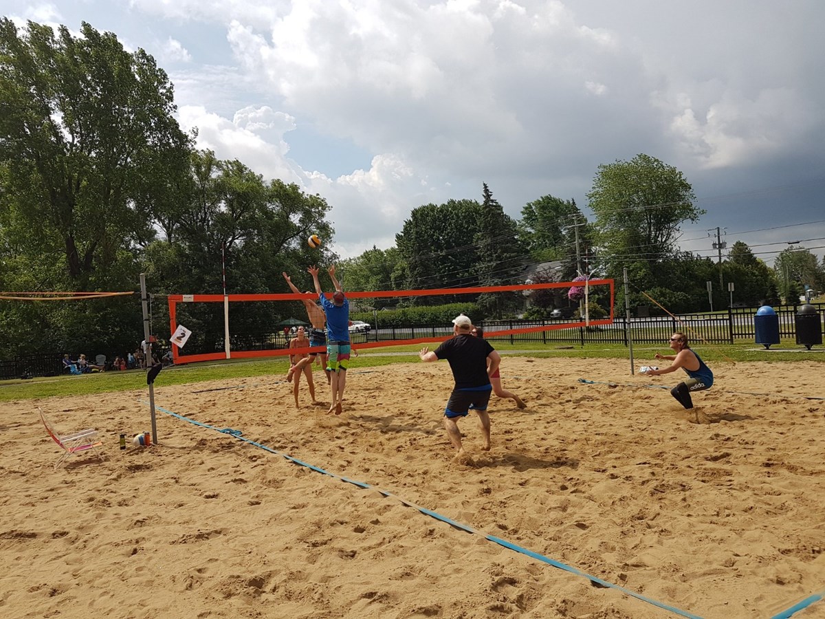 Un tournoi de volleyball qui rapporte beaucoup au Centre prénatal et jeunes familles