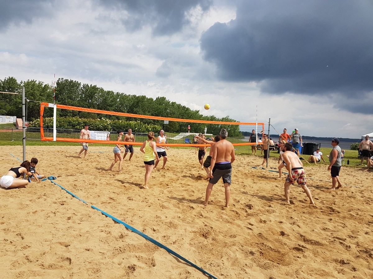 Un tournoi de volleyball qui rapporte beaucoup au Centre prénatal et jeunes familles