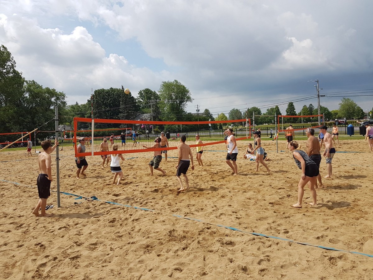 Un tournoi de volleyball qui rapporte beaucoup au Centre prénatal et jeunes familles