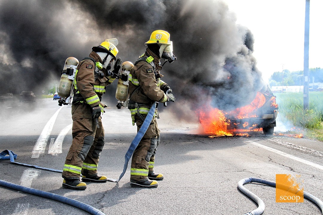 Véhicule en flamme à Les Coteaux
