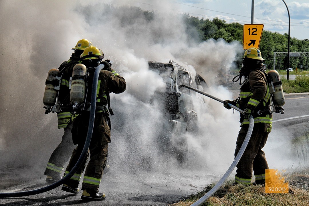 Véhicule en flamme à Les Coteaux