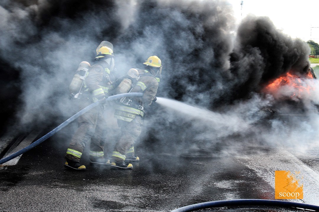 Véhicule en flamme à Les Coteaux
