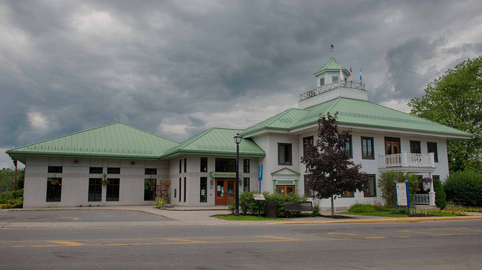 La bibliothèque prend place au 102 rue Saint-Pierre, à Rigaud. 