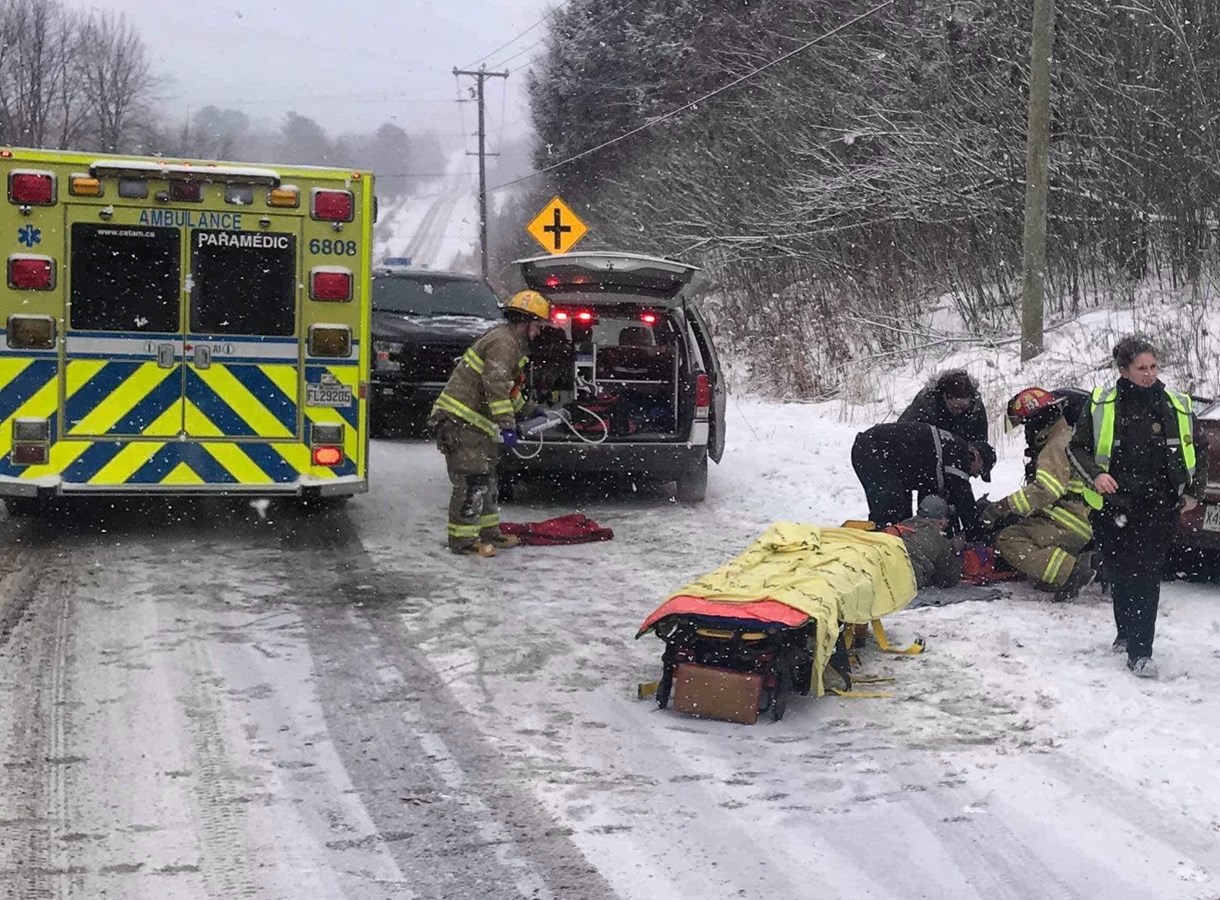 Une voiture fait des tonneaux sur la route 201
