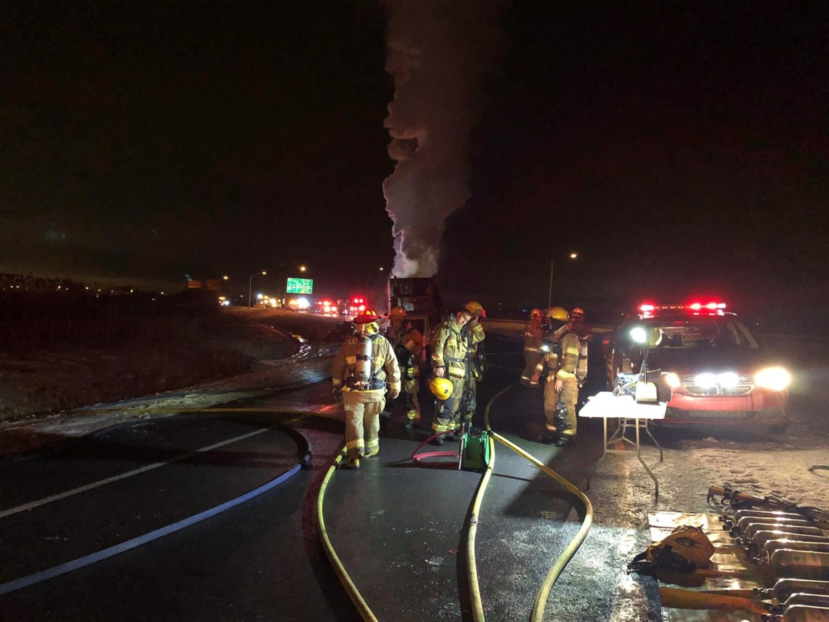 Semi-remorque en flammes sur l'autoroute 20 Ouest