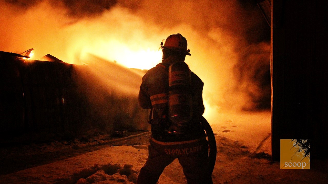Incendie à Saint-Polycarpe : un bâtiment est lourdement endommagé