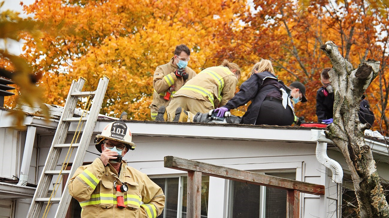 L’homme retrouvé inanimé sur le toit de sa résidence est décédé