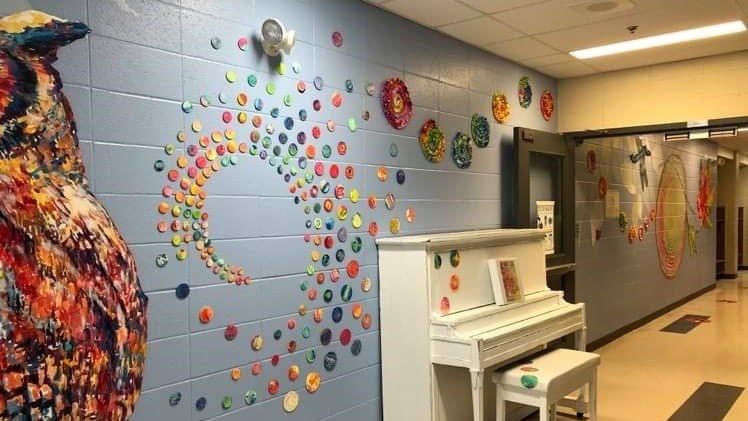 Madeleine Turgeon signe une nouvelle oeuvre à l’école Birchwood