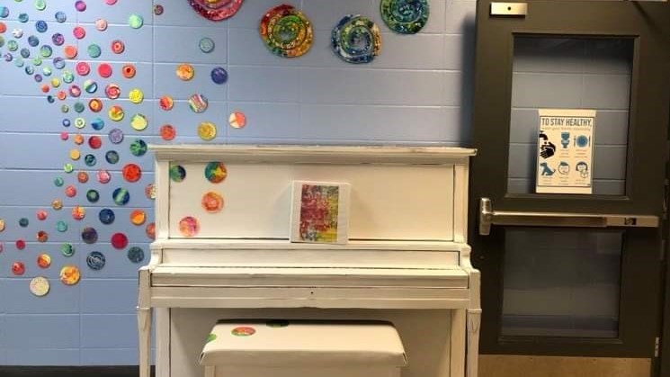 Madeleine Turgeon signe une nouvelle oeuvre à l’école Birchwood