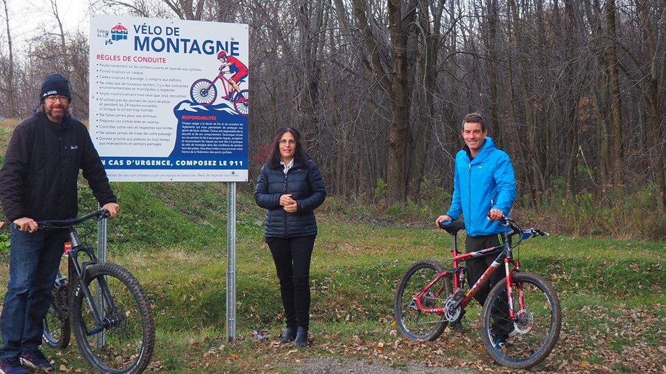 Jasmin Felx, conseiller en loisir à Loisir et Sport Montérégie, Andrée Brosseau, mairesse, Patrick Gagné, citoyen bénévole et porteur du projet