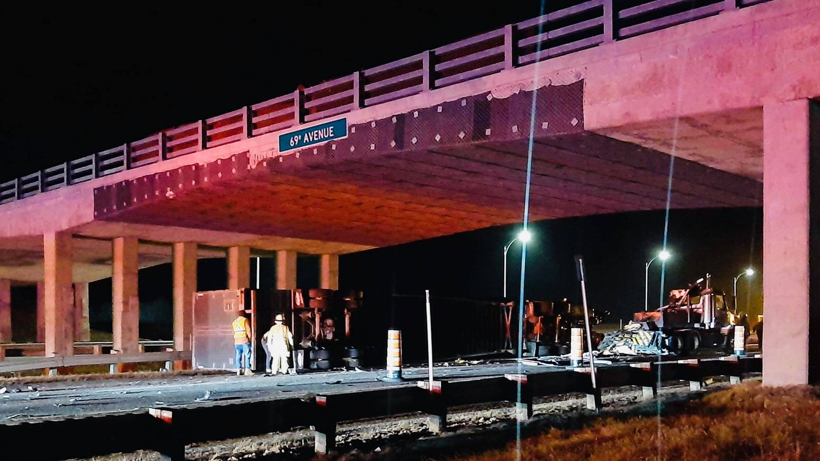 Un semi-remorque se renverse sur l'autoroute 20 Ouest