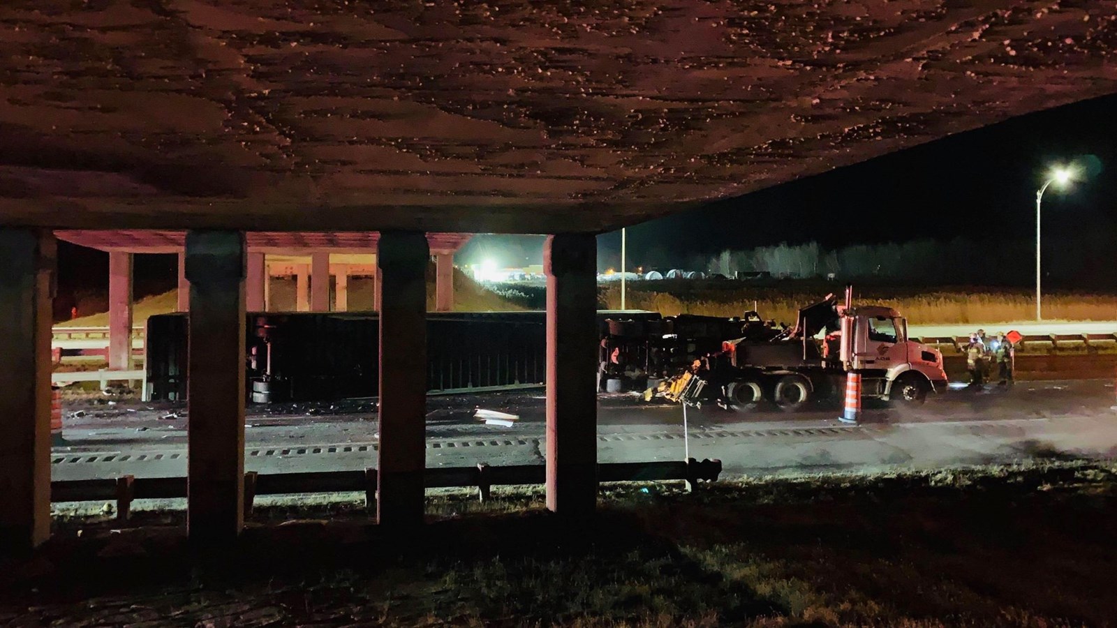 Un semi-remorque se renverse sur l'autoroute 20 Ouest