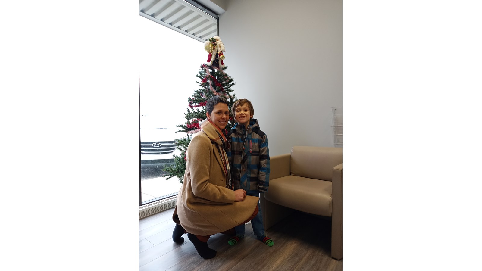 Anne-Marie Lepage et son fils, Mathias Cyr, ont acheté la toute première décoration qui illuminera le sapin du CPJF