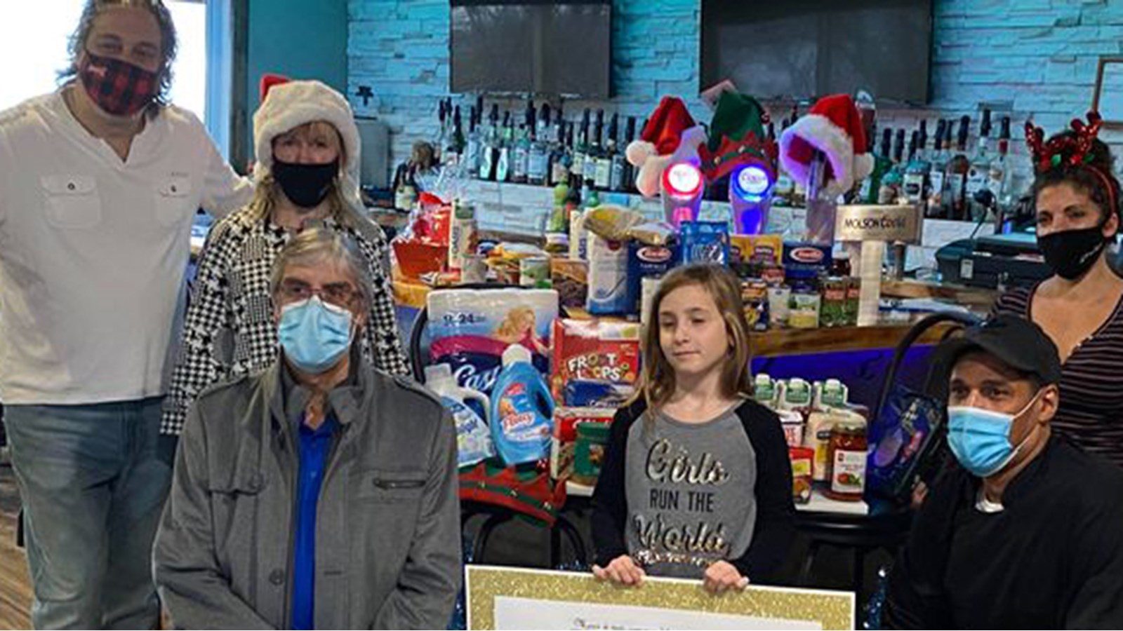 Juliette qui vendait des bûches pour Noël avec son école, a fait don d’une dizaine d’entre elles pour compléter les boîtes destinées aux familles