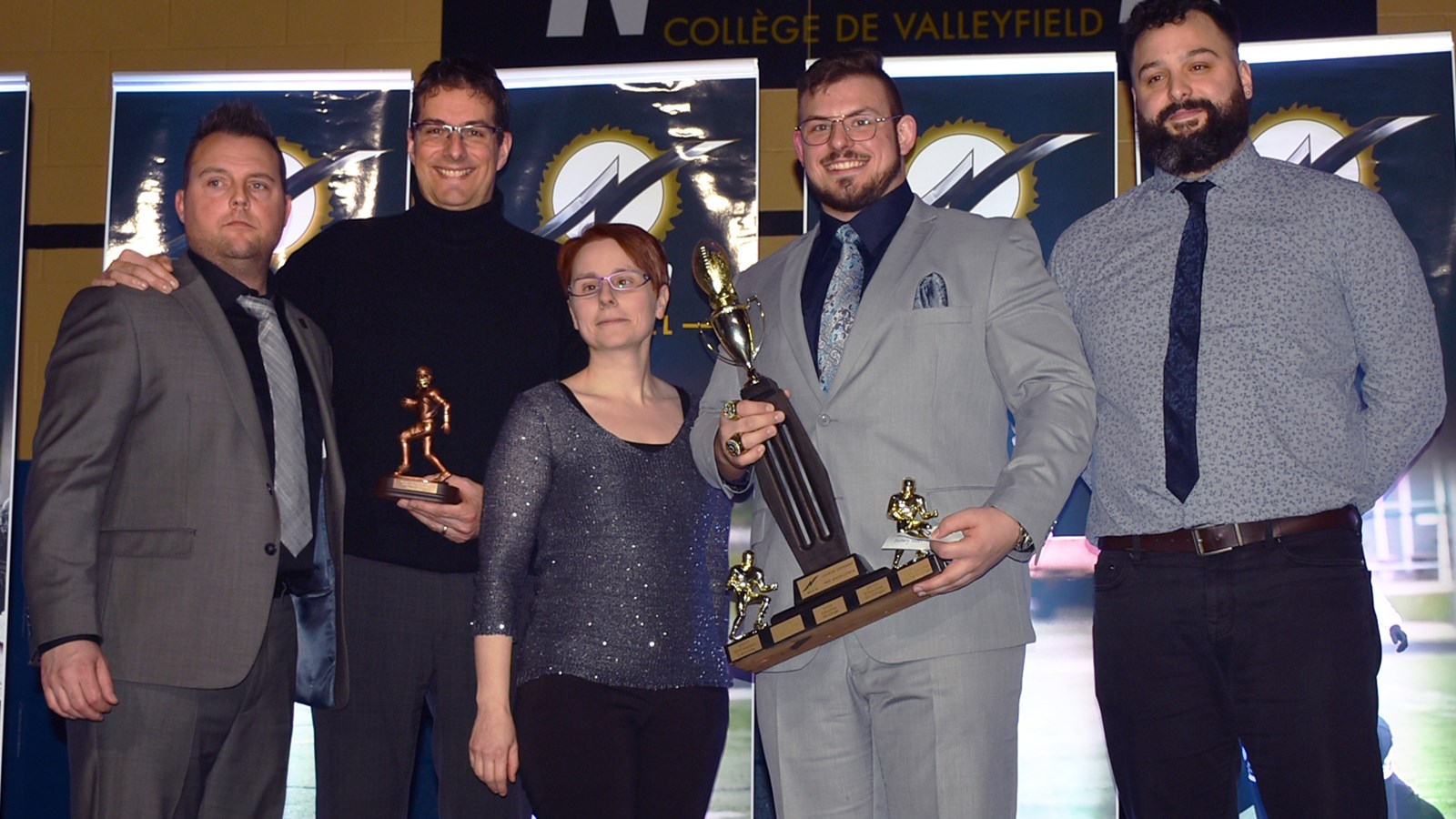 Patrick Nadeau, Entraîneur en chef, Dr. Gaétan Drolet, directeur médical – AXIO clinique médecine sportive de Vaudreuil, Dre Marie-Claude Leblanc - AXIO clinique médecine sportive de Vaudreuil, David Aubé – joueur défensif de l’année, Axel Munger, coordonnateur défensif.