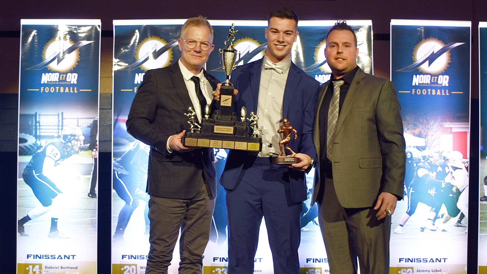 Luc Morin, président du Club Rotary Salaberry-de-Valleyfield, Gabriel Cyr-Dandurand – joueur offensif de l’année, Patrick Nadeau, Entraîneur en chef.