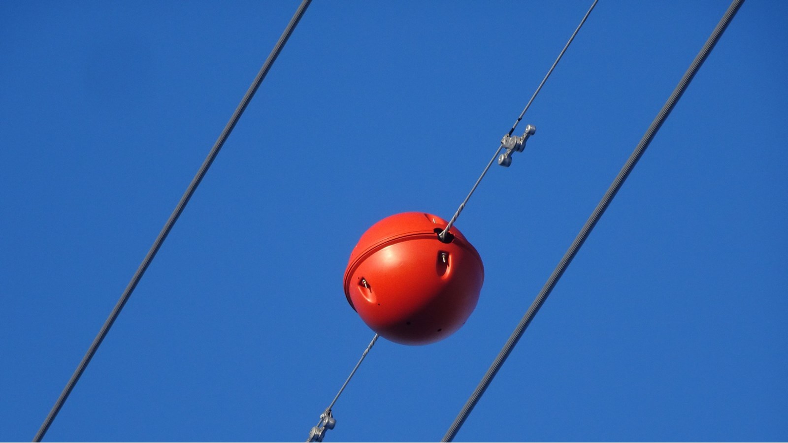 La structure électrique heurtée par le Cessna ce lundi soir était balisée avec des ballons orange de ce type.