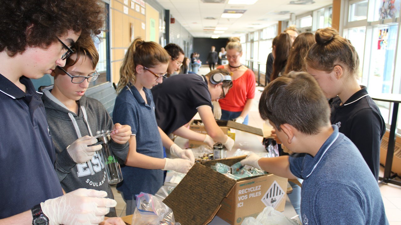 Les élèves de l'école secondaire Soulanges en pleine inspection des piles.
