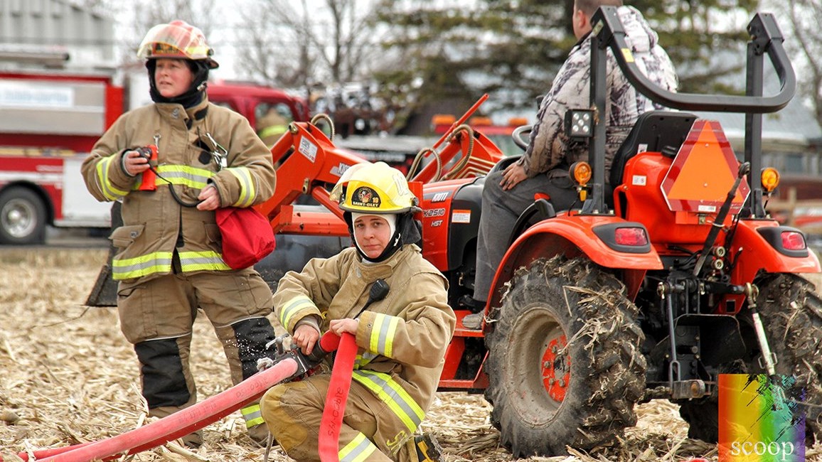 Un agriculteur du secteur et un voisin fermier, qui est aussi officier au Service de sécurité incendie de Saint-Zotique, ont aidé aux opérations afin d’éteindre rapidement l’incendie.