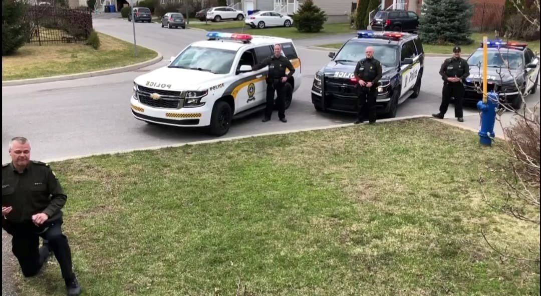 Les policiers offrent toute une surprise à un jeune résident de Vaudreuil-Dorion