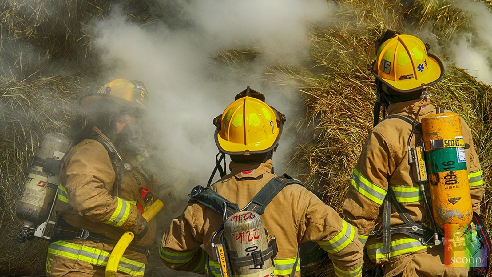 Au cours des dernières minutes, pour une raison inconnue, le chargement, qui était attaché à une plateforme, a pris feu.