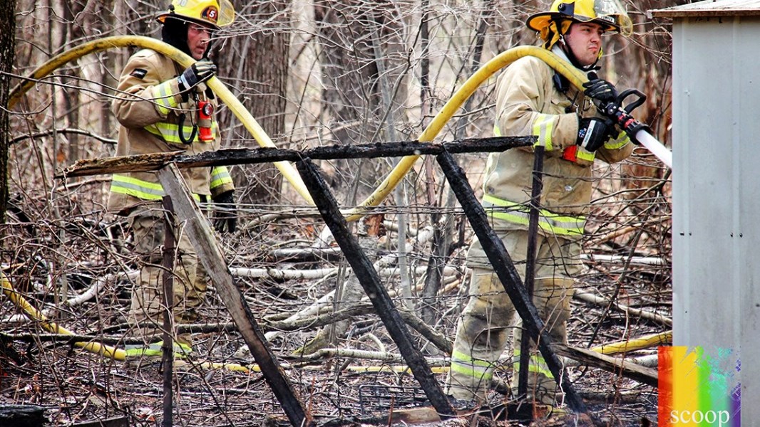 Un feu de champ endommage un cabanon et une roulotte 