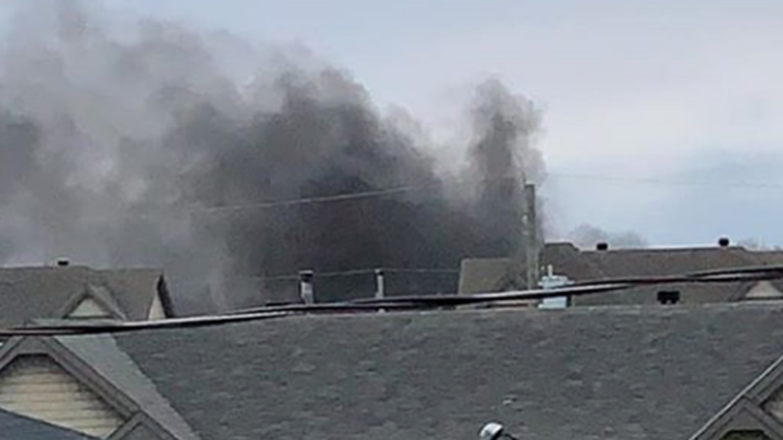  Le sinistre a causé un important panache de fumée qui était bien visible dans le quartier. 