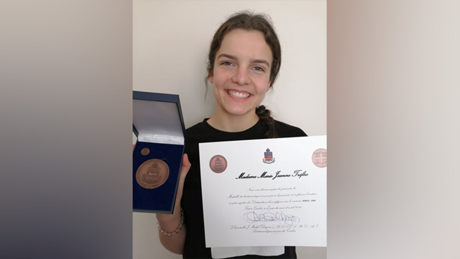 Marie-Jeanne Trifiro  de Coteau-du-Lac est l'une des récipiendaires de la Médaille du lieutenant-gouverneur pour la jeunesse. 