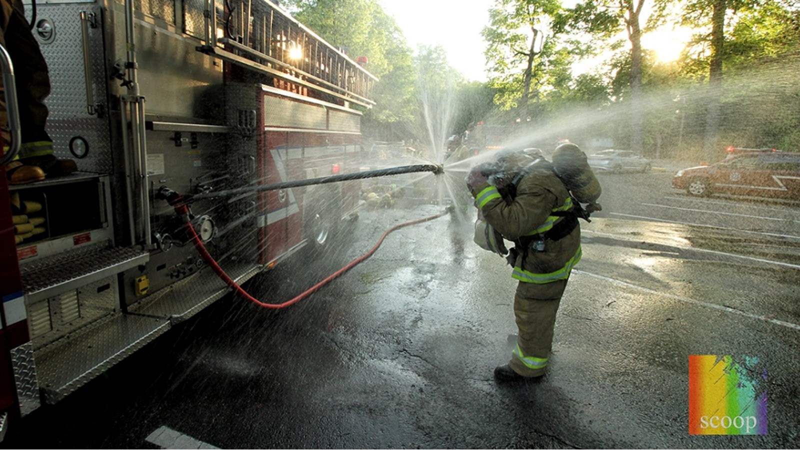 Alors que les pompiers de Rigaud ont combattu l'incendie, le mercure frôlait les 30 degrés Celsius à l'extérieur. Une douche de rafraîchissement était donc nécessaire, en plus de servir de désinfection pour la COVID-19.