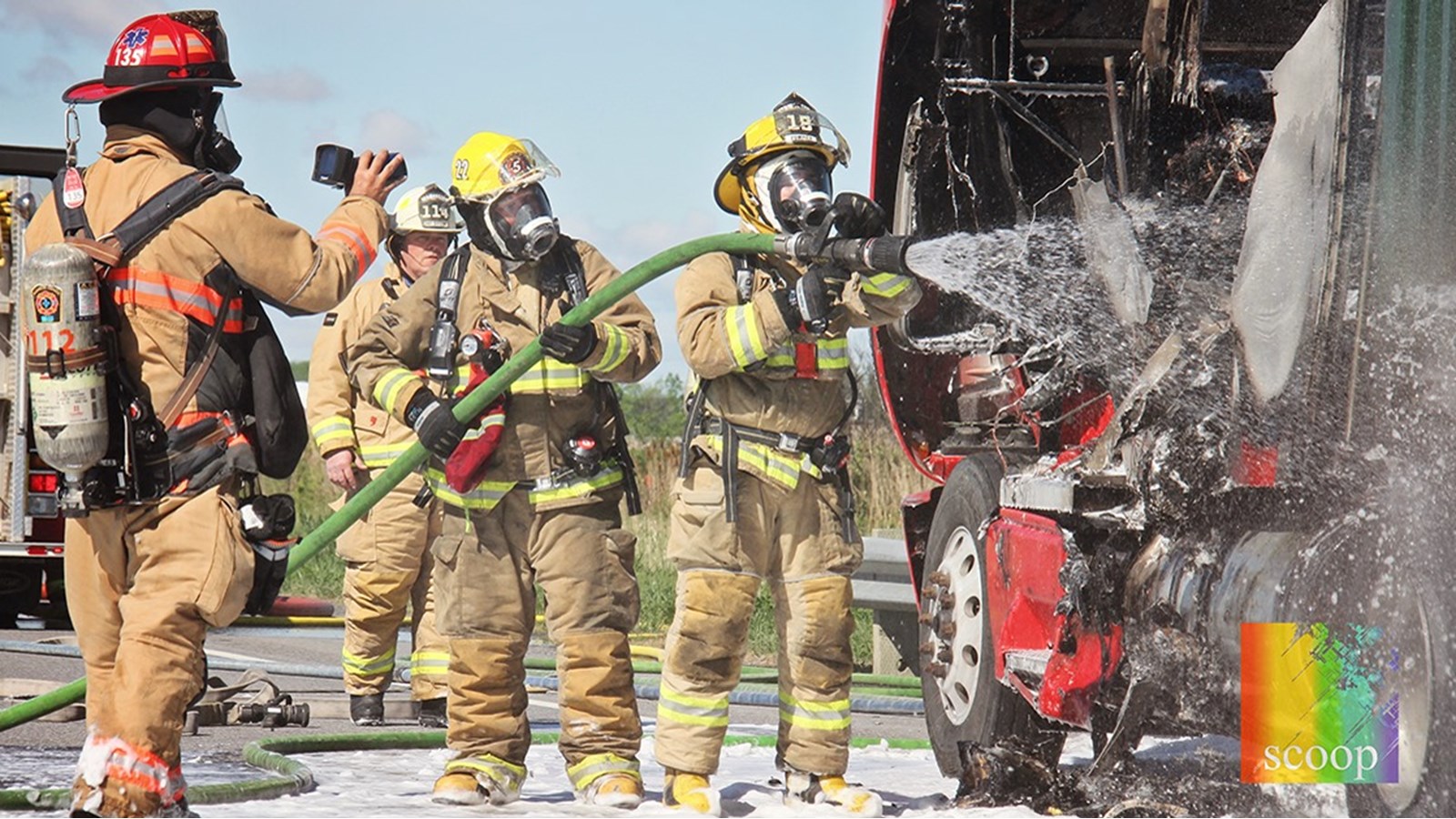Un camion semi-remorque en flammes cause un bouchon de circulation