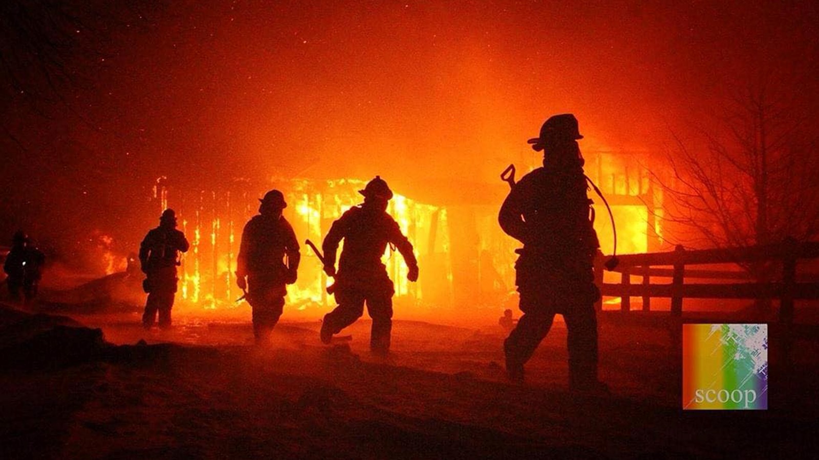 Une ferme est la proie des flammes à Les Cèdres