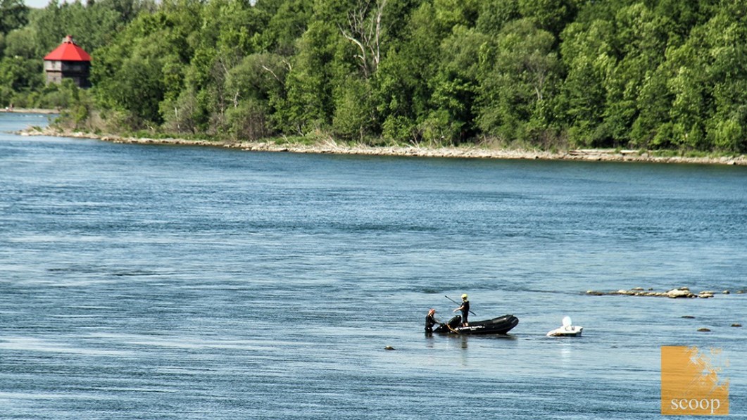 Opération nautique en cours près du pont Monseigneur-Langlois à Coteau-du-Lac