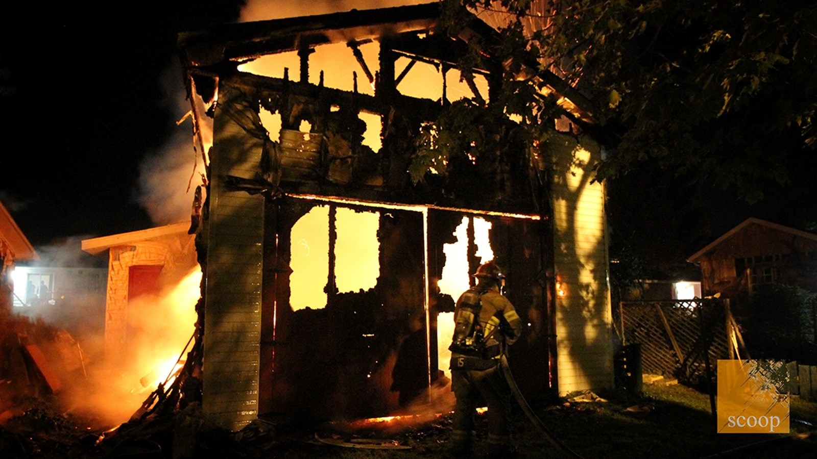 Les flammes détruisent un garage sur la rue du Palais à Les Coteaux